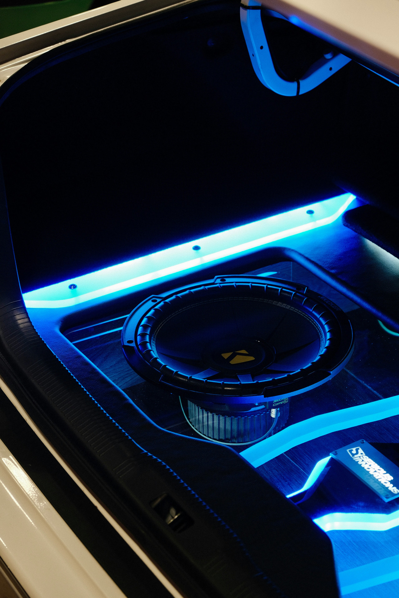 Sistem audio cu subwoofer pentru mașină Sistem audio cu subwoofer pentru mașină